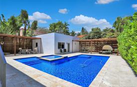 Villa – Miami Beach, Florida, Vereinigte Staaten. 1 956 000 €