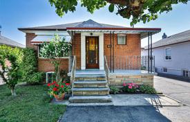 3-zimmer haus in der stadt in Etobicoke, Kanada. C$1 167 000