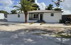 Haus in der Stadt – Hialeah, Florida, Vereinigte Staaten. $700 000