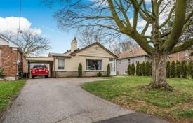 5-zimmer haus in der stadt in Etobicoke, Kanada. C$940 000