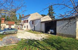 Steinhaus A stone house with a barn and yard for sale, near Kanfanar!. 198 000 €