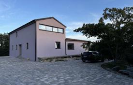 Haus The beautiful estate for sale is surrounded by forests and vineyards, offering views of Gračišće and Učka!. 1 400 000 €