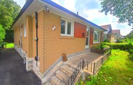 9-zimmer haus in der stadt in Etobicoke, Kanada. C$1 386 000