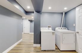 10-zimmer haus in der stadt in North York, Kanada. C$2 059 000