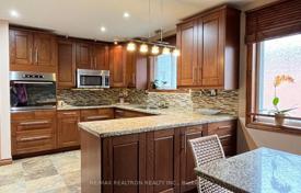 10-zimmer haus in der stadt in North York, Kanada. C$2 051 000