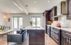 9-zimmer haus in der stadt in Etobicoke, Kanada. C$1 779 000