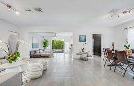 Einfamilienhaus – Surfside, Florida, Vereinigte Staaten. 734 000 €