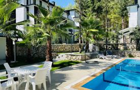 Doppelhaus in einem Komplex mit Pool in Antalya Kemer. $159 000