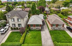 9-zimmer haus in der stadt in Etobicoke, Kanada. C$1 620 000