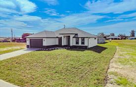 9-zimmer haus in der stadt 228 m² in Cape Coral, Vereinigte Staaten. $438 000