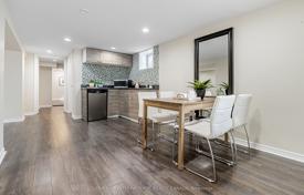 7-zimmer haus in der stadt in Etobicoke, Kanada. C$2 068 000