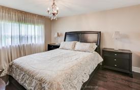 10-zimmer haus in der stadt in North York, Kanada. C$1 699 000