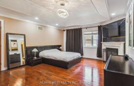 12-zimmer haus in der stadt in North York, Kanada. C$2 491 000