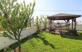 Freistehende Villa mit privatem Garten in Akköy zu verkaufen. 16 714 000 TRY
