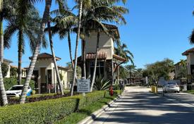 Haus in der Stadt – Hialeah, Florida, Vereinigte Staaten. $519 000