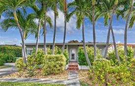 Einfamilienhaus – Surfside, Florida, Vereinigte Staaten. 675 000 €