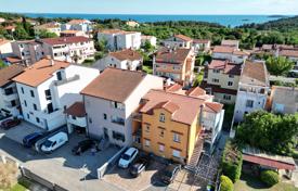 Rovinj, ein Wohnhaus mit 3 Wohneinheiten verteilt auf drei separate Etagen oder Wohnungen in der ruhigen Siedlung Centener. 630 000 €