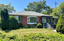7-zimmer haus in der stadt in North York, Kanada. C$2 196 000