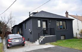 5-zimmer haus in der stadt in Etobicoke, Kanada. C$1 346 000