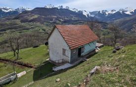 Haus mit Blick auf die Berge und die Schlucht des Flusses Moraca, Kolasin. Das Grundstück ist etwa 15000 m².. 120 000 €