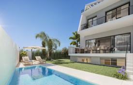 8-zimmer stadthaus 206 m² in Estepona, Spanien. $1 159 000