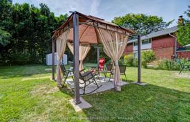 8-zimmer haus in der stadt in Scarborough, Kanada. C$1 280 000