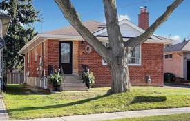 4-zimmer haus in der stadt in Etobicoke, Kanada. C$1 170 000