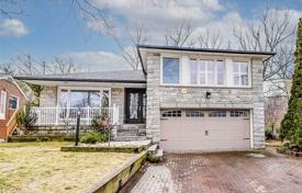 5-zimmer haus in der stadt in Etobicoke, Kanada. C$1 524 000