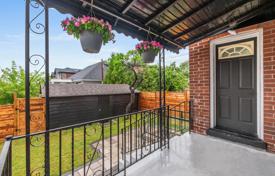 11-zimmer haus in der stadt in East York, Kanada. C$1 668 000