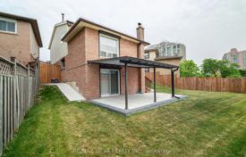 7-zimmer haus in der stadt in Etobicoke, Kanada. C$1 168 000