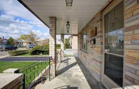 8-zimmer haus in der stadt in Etobicoke, Kanada. C$1 750 000