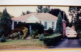 8-zimmer haus in der stadt in North York, Kanada. C$1 153 000