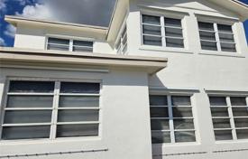 Haus in der stadt 319 m² in Miami, Vereinigte Staaten. $950 000