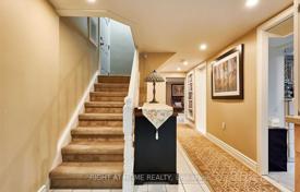 9-zimmer haus in der stadt in North York, Kanada. C$2 491 000