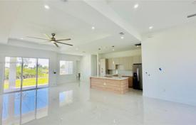 Haus in der Stadt – Cape Coral, Florida, Vereinigte Staaten. $409 000