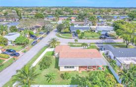 Haus in der Stadt – Pembroke Pines, Broward, Florida,  Vereinigte Staaten. $675 000