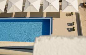 Modernes Duplex-Penthouse mit Pool nahe dem Meer. 280 000 €