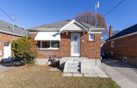 3-zimmer haus in der stadt in Etobicoke, Kanada. C$1 319 000