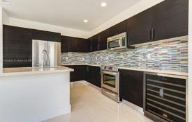 4-zimmer haus in der stadt 321 m² in Miami, Vereinigte Staaten. $1 150 000