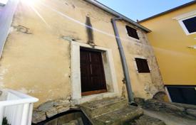 Haus für Anpassung im Zentrum von Omisalj!. 105 000 €