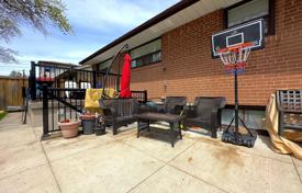 8-zimmer haus in der stadt in Etobicoke, Kanada. C$1 294 000