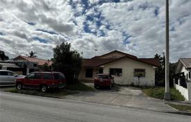 Haus in der Stadt – Hialeah, Florida, Vereinigte Staaten. $680 000