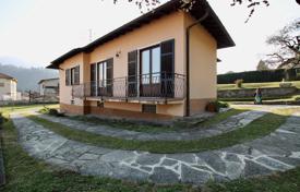 4-zimmer einfamilienhaus 180 m² in Lenno, Italien. 500 000 €