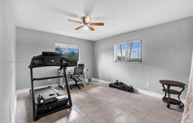 3-zimmer haus in der stadt 318 m² in Miami, Vereinigte Staaten. $985 000