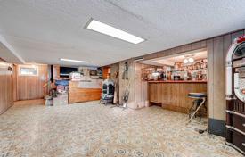 12-zimmer haus in der stadt in North York, Kanada. C$2 631 000