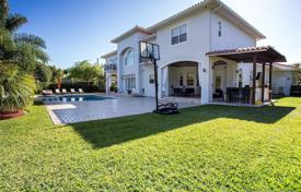 Villa – Pinecrest, Florida, Vereinigte Staaten. 2 300 000 €