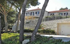 Villa – Brač, Split-Dalmatia County, Kroatien. 1 000 000 €