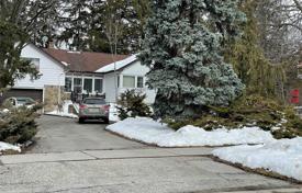 Haus in der stadt in North York, Kanada. C$2 359 000