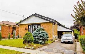 8-zimmer haus in der stadt in Scarborough, Kanada. C$995 000