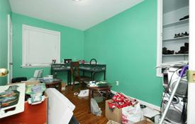 10-zimmer haus in der stadt in Etobicoke, Kanada. C$1 791 000